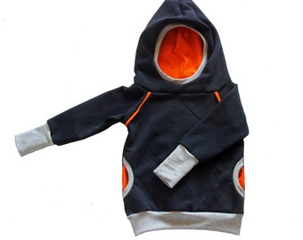 Op de afbeelding: Een zwart hoodie met oranje en grijze accenten. De hoodie heeft een kangoeroezak en een capuchon met een contrasterende oranje voering.
