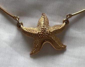 Vintage 1970s Sarah Coventry Gold Starfish Choker Necklace - Sea Star Textured Nautical Torque Collar Chain - Coastal Mermaidcore Jewelry