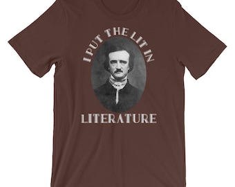Può includere: Una t-shirt marrone con una grafica bianca di Edgar Allan Poe e il testo "I Put The Lit In Literature".