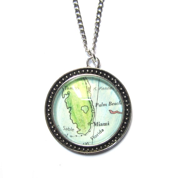 personalized World map necklace - America variations 30 mm