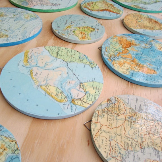 Wooden world map decoration plate.