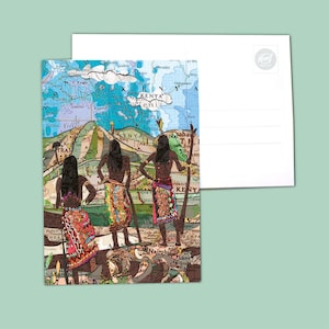 Op de afbeelding: Een ansichtkaart met een collage van kaarten en illustraties van drie mensen in traditionele kleding die op een heuveltop staan. De ansichtkaart heeft een blauw, groen en bruin kleurenschema en de tekst "KENYA" is zichtbaar op de achtergrond.