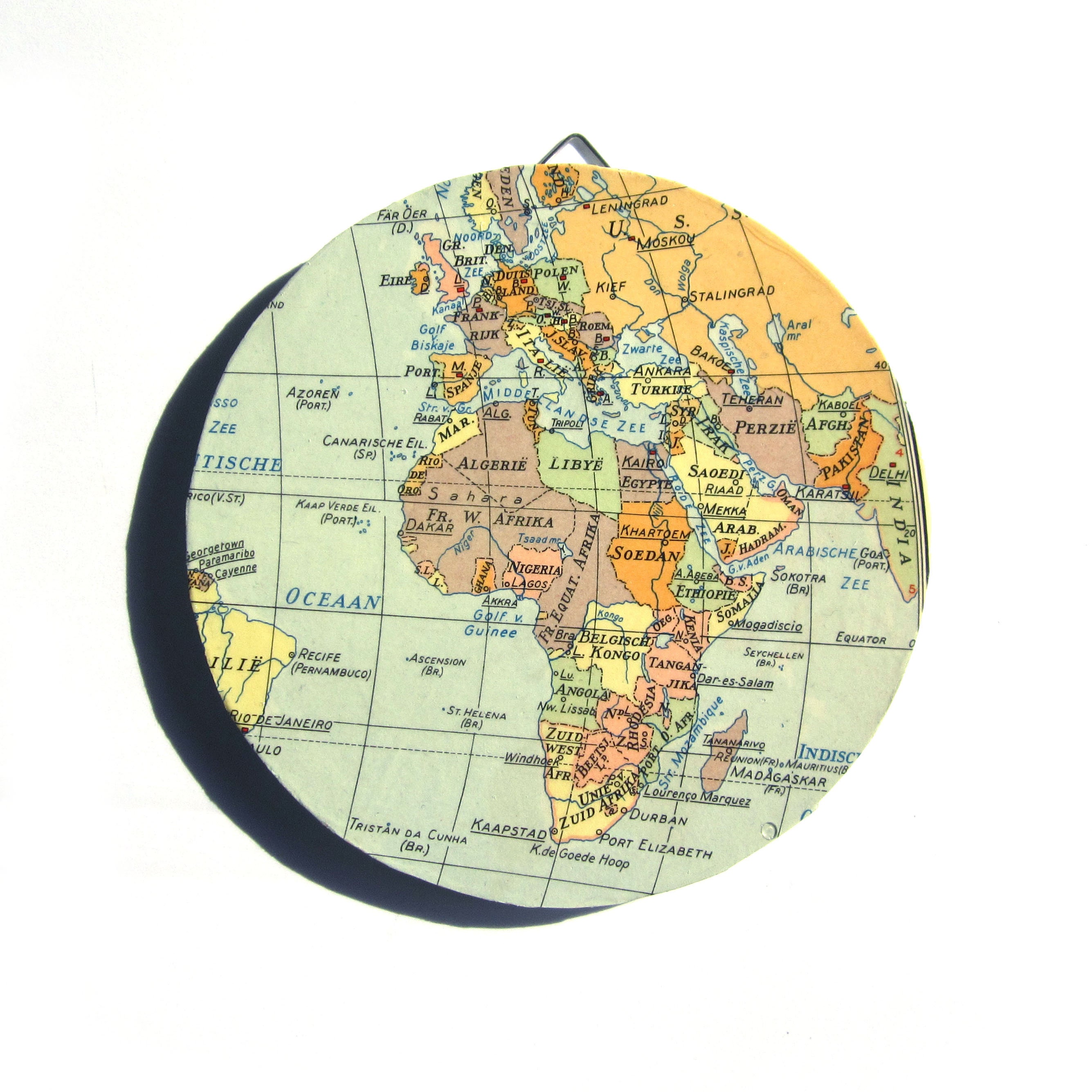 Wooden world map decoration plate.