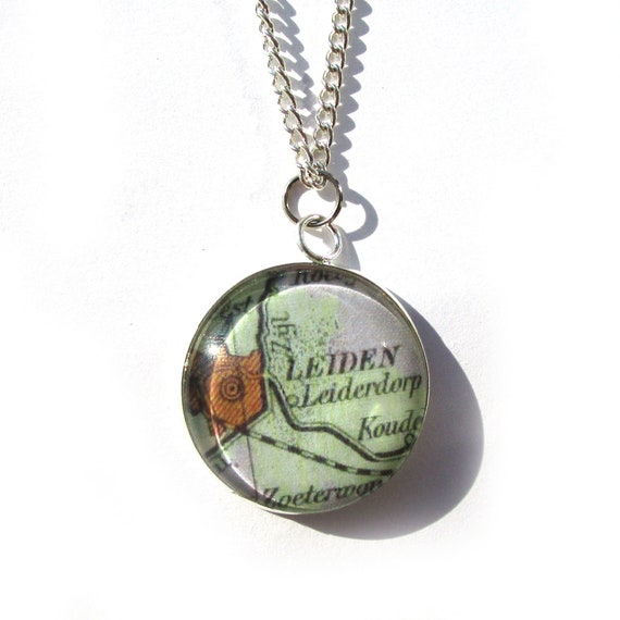 World map necklace 25 mm - Leiden variations