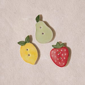 Frukter – Jordgubb, citron, päron – handgjorda keramikknappar – 2-pack – för sömnad, stickning, virkning, lapptäcke