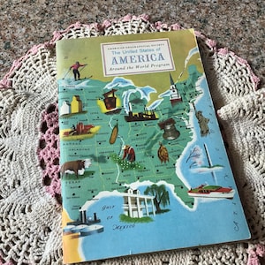 Könnte beinhalten: Ein illustrierter Vintage-Reiseführer durch die Vereinigten Staaten von Amerika mit einer Karte des Landes, die die Namen der Bundesstaaten und Sehenswürdigkeiten zeigt. Das Buch trägt den Titel "The United States of America Around the World Program" und wurde von der American Geographical Society herausgegeben.
