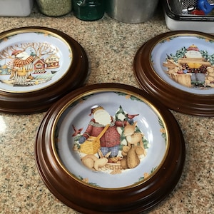 Debbie Mumm Christmas Plates