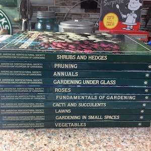 Encyclopedia of Gardening Books / 1 each
