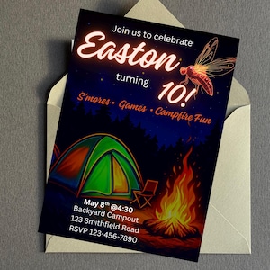 Könnte beinhalten: Eine Geburtstagseinladung mit Camping-Motiv. Die Einladung lautet: "Feiern Sie mit uns Eastons 10. Geburtstag!" mit Illustrationen eines Zeltes, eines Lagerfeuers und einer Zikade. Enthält Datum, Uhrzeit, Ort und RSVP-Informationen.