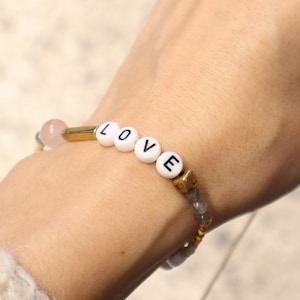 Pulseira de miçangas LOVE IS REAL