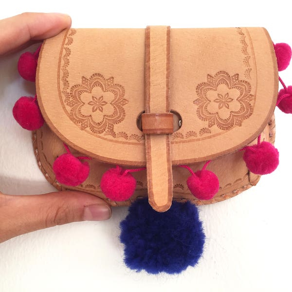 petitpouch01//kleine Ledertasche zum Umhängen//farbenfrohe Brusttasche mit pom poms//small leather purse