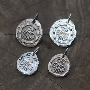 Handgefertigte Disk Anhänger aus Silber | Native American-inspirierter Totem Schmuck | Donnervogel Anhänger | Tribal Symbol Halskette | Rustikaler Silber Charm