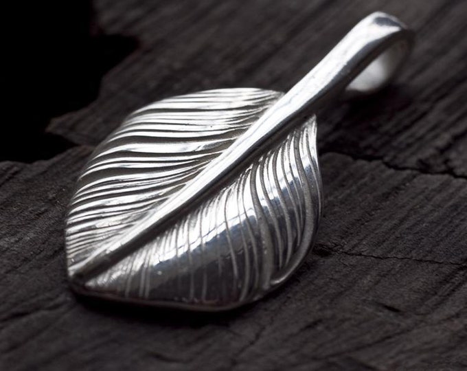 Handcrafted Silver Feather Pendant -Native American-Inspired, Elegant Boho Necklace for Nature Lovers, Small Feather Charm, Silver Palm Leaf