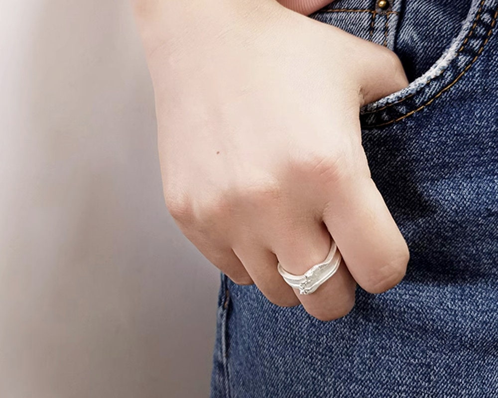 Anushka Sharma Silver Zircon Leaf Ring – GIVA Jewellery