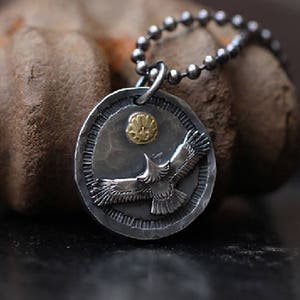 Colgante de águila de plata oxidada, collar artesanal para hombre, águila única con detalles de oro macizo de 18 quilates, joyería simbólica rústica de dos tonos para hombre.