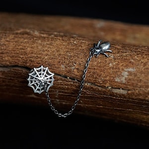Orecchini a ragnatela in argento sterling / Orecchini a bottone con catena a ragno gotica / Gioielli unici per Halloween / Orecchini a catena con ragnatela e ragno audaci / Gioielli a ragno