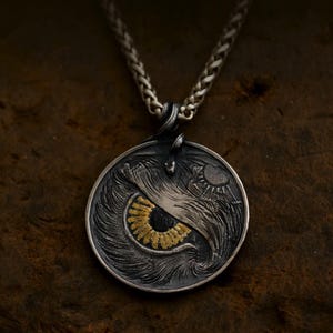 ウォーキング・リバティ・イーグル・ペンダント - 18金ゴールドのアクセントとスネークベイル付きスターリングシルバーコイン