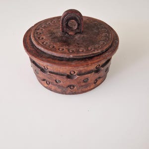 Vintage leather box Round jewelery box Leather trinket box Jewelry storage box Round leather box Keepsake box handmade box Rustic ring box