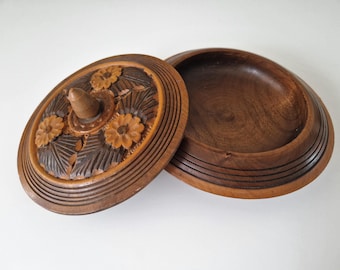 Vintage floral design round wooden box Trinket box Jewelry storage Old wooden keepsake box Deep hand carved box Antique box Collectible box