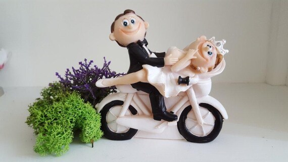 Lindo divertido humoro novia novio pareja figura boda topper Keepsake novia novio en motocicleta linda pareja boda torta topper