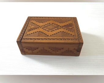 Caja de madera vintage Caja de baratijas de madera Caja de cigarrillos Caja de madera tallada a mano Caja de arte coleccionable Pequeña caja de tarjeta de decoración vintage Caja de madera hecha a mano