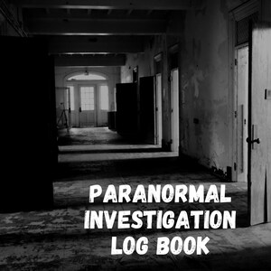 Könnte beinhalten: Schwarz-Weiß-Bild eines langen, dunklen Flurs in einem alten Gebäude. Der Text "PARANORMAL INVESTIGATION LOG BOOK" ist unten überlagert. Der Flur hat mehrere offene Türen und eine Tür am Ende.