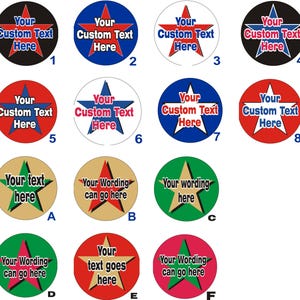 Op de afbeelding: Een verzameling ronde stickers met sterontwerpen en aanpasbare tekst. De stickers hebben verschillende kleurencombinaties, waaronder rode, blauwe, zwarte en groene achtergronden met witte, rode en blauwe sterren. De tekst op de stickers luidt "Your Custom Text Here" of "Your Wording here".