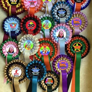 Gepersonaliseerde rozetten en badges voor alle gelegenheden. kies je gepersonaliseerde boodschap voor het midden van de rozet. lintkleuren naar keuze afbeelding 10