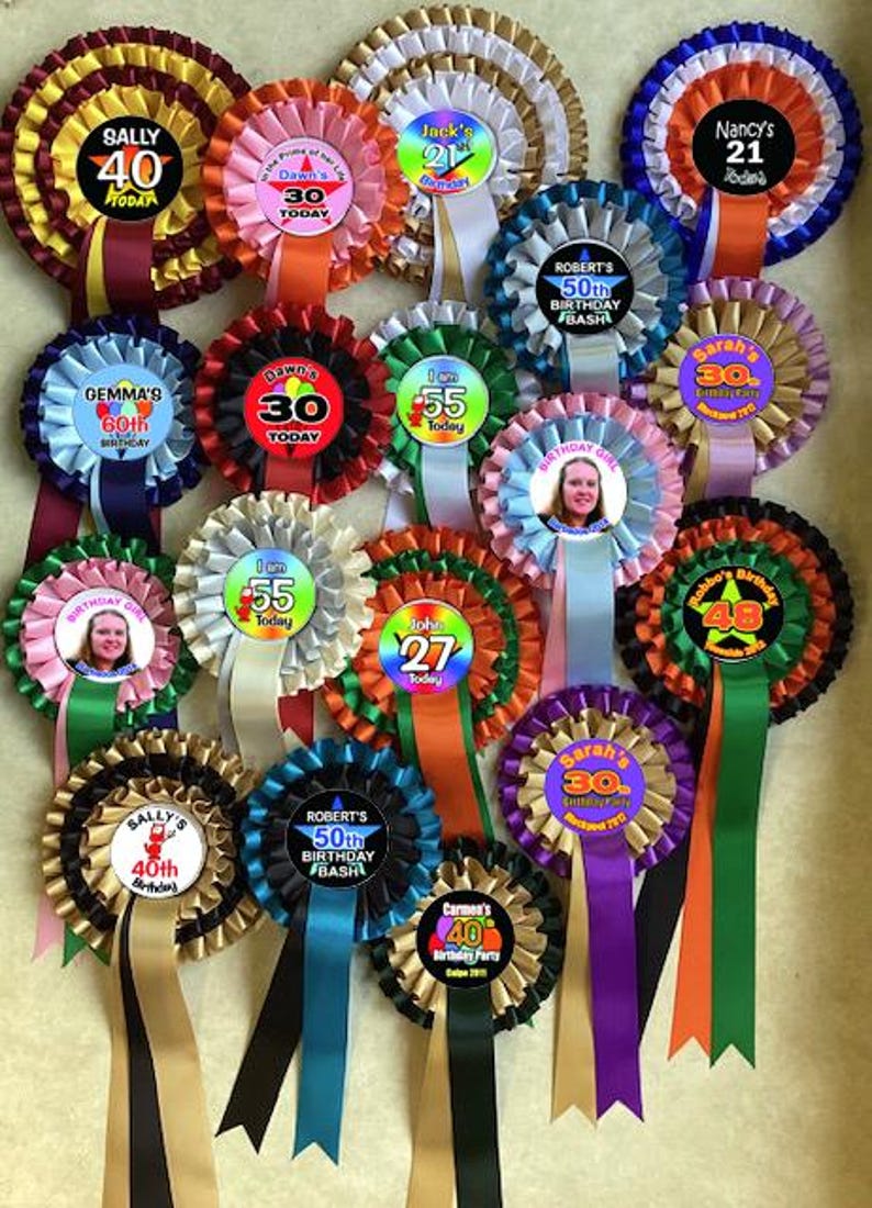 Gepersonaliseerde rozetten en badges voor alle gelegenheden. kies je gepersonaliseerde boodschap voor het midden van de rozet. lintkleuren naar keuze afbeelding 10