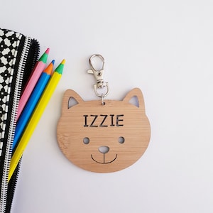 Médaille pour sac / porte-clés en bois de bambou CHAT/chaton personnalisé Personnalisé-école-maternelle-bois-cartable-bambou-maternelle-chat porte-clés-chat