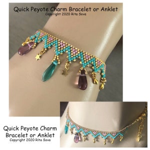Puede incluir: Un brazalete de cuentas turquesa y rosa con detalles dorados y colgantes en forma de lágrima. El brazalete está hecho con punto de peyote y tiene un cierre de mosquetón. "Quick Peyote Charm Bracelet or Anklet" y "Copyright 2020 Rita Sova" están escritos en la imagen.