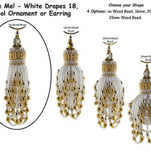 Pode incluir: Quatro ornamentos de borla de contas brancas com detalhes dourados. As borlas estão disponíveis em quatro tamanhos: sem contas de madeira, contas de madeira de 16 mm, contas de madeira de 20 mm e contas de madeira de 25 mm. Fringe Me! White Drapes 18, Spool Ornament or Earring.