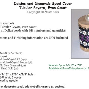 Peut inclure: Une bobine en bois avec une perle blanche sur le dessus, recouverte de broderie en perles noires et blanches avec des accents violets. La bobine mesure 1-3/16 pouces par 7/8 pouces. L'image comprend le texte "Daisies and Diamonds Spool Cover Tubular Peyote, Even Count Copyright 2009 Rita Sova".