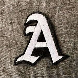 2 "Remendo bordado em ferro personalizado em inglês antigo - Patches personalizados de monograma do alfabeto para roupas, bolsas, chapéus