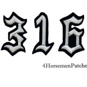 Puede incluir: Parche blanco bordado para planchar con los n&uacute;meros 316 en una fuente g&oacute;tica negra.