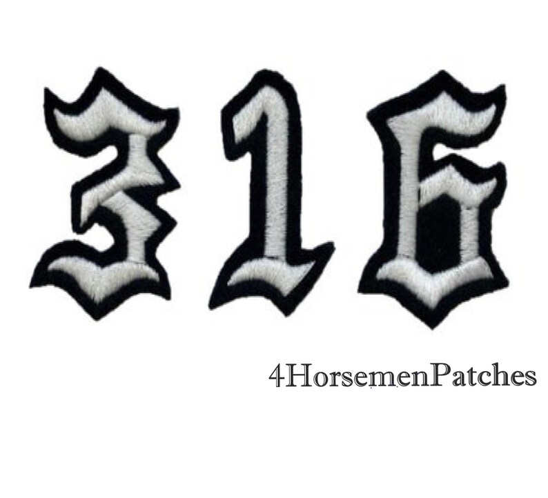 Puede incluir: Parche blanco bordado para planchar con los n&uacute;meros 316 en una fuente g&oacute;tica negra.