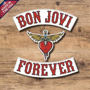 Op de afbeelding: Een driedelige set geborduurde patches met de tekst BON JOVI in rode letters op een witte gebogen achtergrond, een centraal embleem van een rood hart doorboord door een dolk met gele vleugels, en de tekst FOREVER in rode letters op een witte achtergrond.