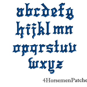 Puede incluir: Un alfabeto azul en estilo de fuente g&oacute;tica. Las letras est&aacute;n delineadas en negro y tienen un efecto 3D. El texto "4HorsemenPatches" est&aacute; en la parte inferior de la imagen.