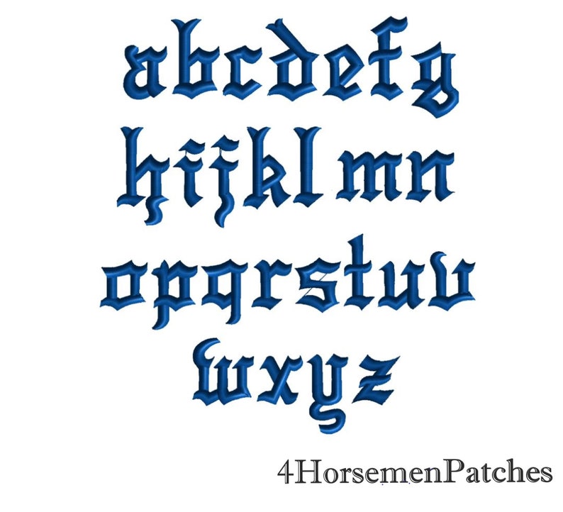 Puede incluir: Un alfabeto azul en estilo de fuente g&oacute;tica. Las letras est&aacute;n delineadas en negro y tienen un efecto 3D. El texto "4HorsemenPatches" est&aacute; en la parte inferior de la imagen.