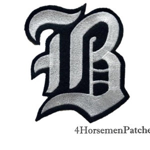 Puede incluir: Un parche de hierro bordado en plata y negro de la letra "B" en una fuente g&oacute;tica. El parche mide aproximadamente 7,6 cm de alto y 5 cm de ancho. 4HorsemenPatches est&aacute; impreso debajo del parche.