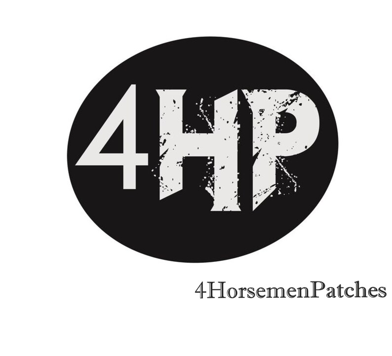 Puede incluir: Logotipo en blanco y negro con el texto "4HP" en una fuente desgastada dentro de un c&iacute;rculo negro. El texto "4HorsemenPatches" est&aacute; debajo del c&iacute;rculo.