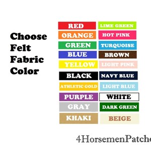 Puede incluir: Un gr&aacute;fico que muestra 16 colores diferentes de tela de fieltro para elegir. Los colores son rojo, naranja, verde, azul, amarillo, negro, oro atl&eacute;tico, morado, gris, caqui, verde lima, rosa intenso, turquesa, marr&oacute;n, rosa claro, azul marino, azul claro, blanco, verde oscuro y beige. El texto "Choose Felt Fabric Color" est&aacute; en la parte superior del gr&aacute;fico. El texto "4HorsemenPatches" est&aacute; en la parte inferior del gr&aacute;fico.