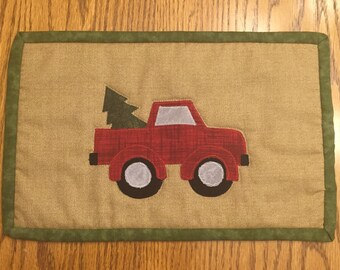 Tapis rouge de tasse de camion de Noël