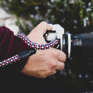 Cinturino da polso per fotocamera – Cinturino da polso in corda e pelle fatto a mano per fotocamere DSLR, mirrorless e analogiche – Regalo per fotografi