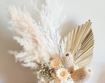 Composizione floreale stabilizzata bianca e beige neutra in vaso, palma di pampa, fiori secchi, bouquet eterno, decorazioni naturali per la casa