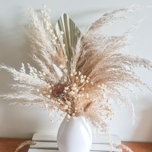 Pampas floral arrangement neutral white beige preserved flowers in vase palm dried flowers everlasting bouquet natural home wedding décor