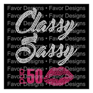 Peut inclure: Sassy et sassy 50 avec un design de lèvres en strass rose. Le texte est en strass blanc sur un fond noir.