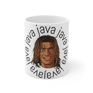 Puede incluir: Taza de café de cerámica blanca con una cara sonriente con cabello castaño largo, rodeada por la palabra "java" en un patrón circular. La taza es de tamaño y forma estándar, adecuada para bebidas calientes.