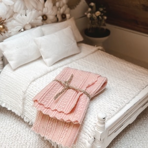 Dollhouse Miniatures throw blanket, 1:12 scale, blanket, home decor