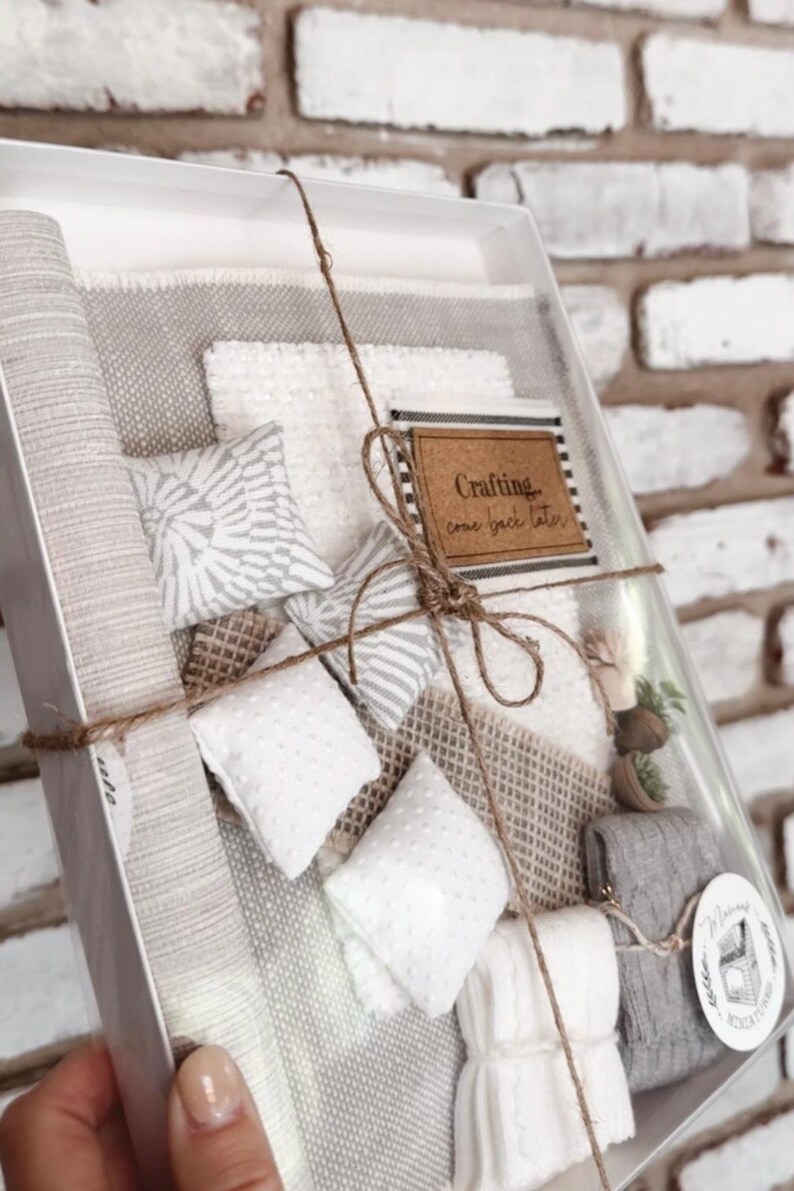 Dollhouse Miniatures Coordinating Decor Set, 112 Scale, Carpet